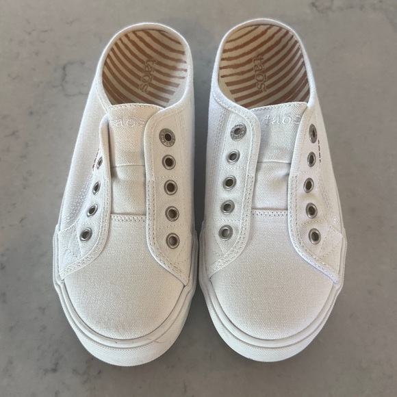 Taos White Slip-On Sneakers size 9 - Picture 1 of 7